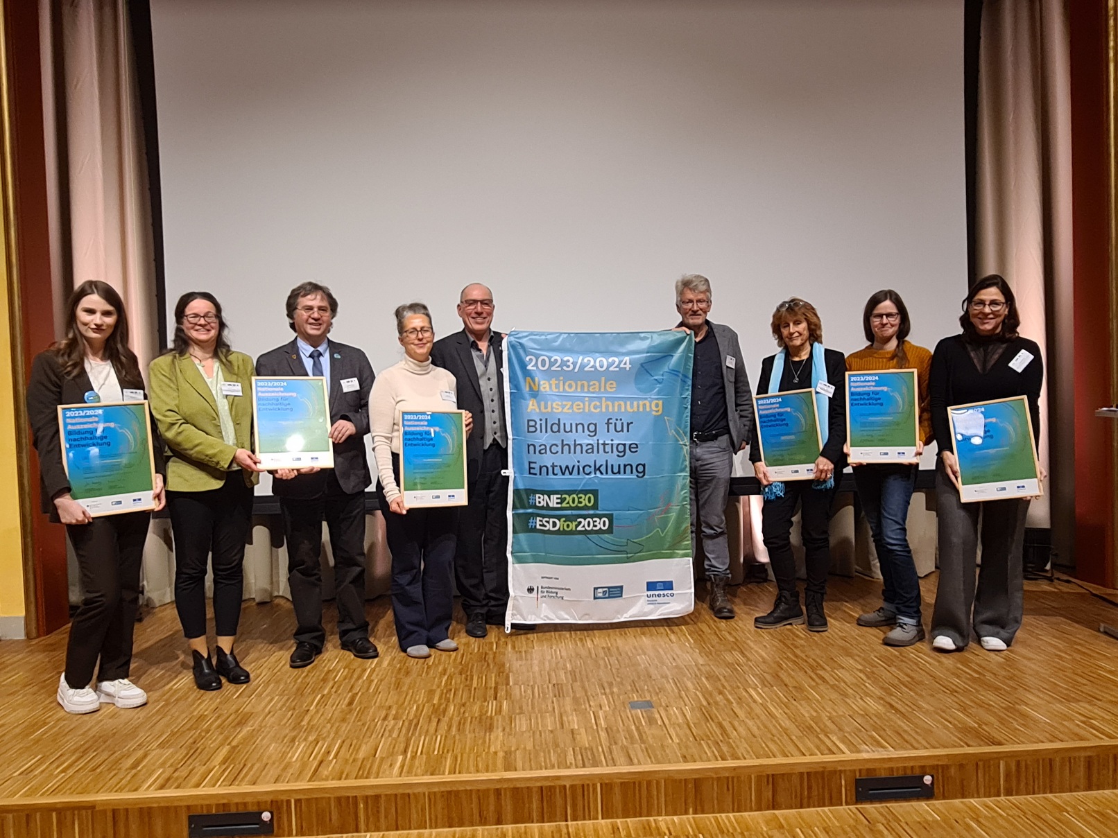 Unter den 29 Initiativen waren sechs deutsche UNESCO Global Geoparks, die in Schwerin die Nationale Auszeichnung für Bildung für nachhaltige Entwicklung erhalten haben. Neben der Vulkaneifel sind dies: Thüringen Inselsberg - Drei Gleichen, Ries, TERRA.vita, Bergstrasse-Odenwald, Harz • Braunschweiger Land • Ostfalen. 