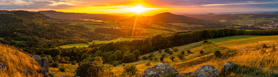Der Sonnenuntergang über dem Simmelsberg wurde im Naturpark Hessische Rhön fotografisch festgehalten und ist das diesjährige Key Visual für den VDN-Fotowettbewerb „Augenblick Natur!“ 2023, der von März bis Oktober läuft. 