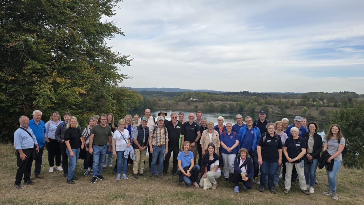 Gruppenbild mit Blick auf das Weinfelder Maar mit Kapelle © Natur- und Geopark Vulkaneifel Gruppenbild mit Blick auf das Weinfelder Maar mit Kapelle
