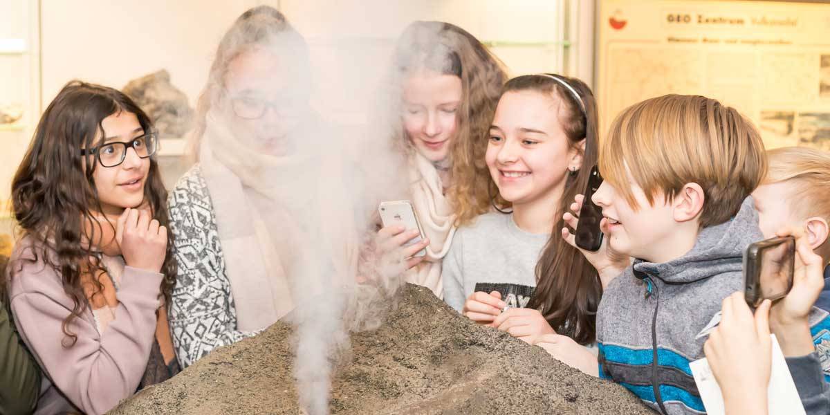 Kinder am Vulkanmodell im Eifel-Vukanmuseum Daun
