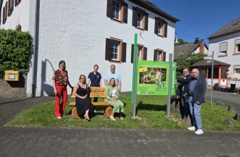 von links: Julia Gieseking (Landrätin, Aufsichtsratsvorsitzende Natur- und Geopark), Vera Esch (Geschäftsführerin GesundLand Vulkaneifel), Ann-Marie Lerch (Natur- und Geopark Vulkanefiel ), Sandra Hendges-Steffens (Bürgermeisterin der Verbandsgemeinde Ulmen), Markus Göbel (Ortsbürgermeister Bleckhausen), Dr. Andreas Schüller (Geschäftsführer Natur- und Geopark Vulkaneifel) und Otmar Monschauer (erster Beigeordneter Verbandsgemeinde Daun) 