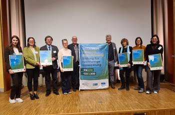 Unter den 29 Initiativen waren sechs deutsche UNESCO Global Geoparks, die in Schwerin die Nationale Auszeichnung für Bildung für nachhaltige Entwicklung erhalten haben. Neben der Vulkaneifel sind dies: Thüringen Inselsberg - Drei Gleichen, Ries, TERRA.vita, Bergstrasse-Odenwald, Harz • Braunschweiger Land • Ostfalen. 