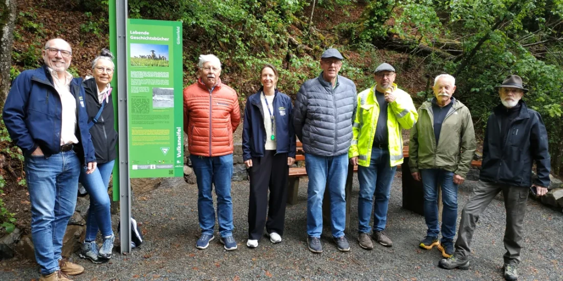 von links: Dr. Andreas Schüller (Geschäftsführer Natur- und Geopark Vulkaneifel), Christiane Rauen (Vorsitzende des Eifelvereins, Ortsgruppe Gillenfeld e.V.), Karl-Heinz Schlifter (Ortsbürgermeister Gillenfeld), Ann-Marie Lerch (Natur- und Geopark Vulkaneifel) und die „Macher des Eifelvereins“ Hans-Jürgen Keil, Marco Bauer, Günter Fresinger und Günter Schenk. 
