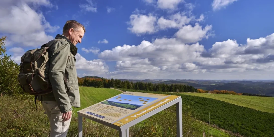Eifel Uitzicht "Schöne Aussicht" © Natur- und Geopark Vulkaneifel GmbH, Kappest Eifel Uitzicht "Schöne Aussicht"