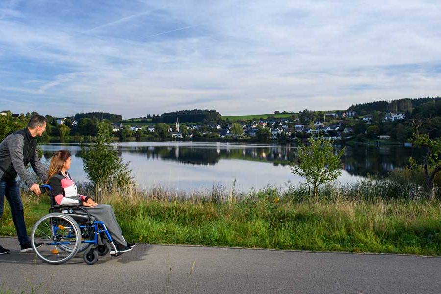 Rollstuhlfahrer am Schalkenmehrener Maar