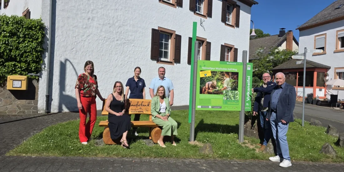 von links: Julia Gieseking (Landrätin, Aufsichtsratsvorsitzende Natur- und Geopark), Vera Esch (Geschäftsführerin GesundLand Vulkaneifel), Ann-Marie Lerch (Natur- und Geopark Vulkanefiel ), Sandra Hendges-Steffens (Bürgermeisterin der Verbandsgemeinde Ulmen), Markus Göbel (Ortsbürgermeister Bleckhausen), Dr. Andreas Schüller (Geschäftsführer Natur- und Geopark Vulkaneifel) und Otmar Monschauer (erster Beigeordneter Verbandsgemeinde Daun) © Natur- und Geopark Vulkaneifel von links: Julia Gieseking (Landrätin, Aufsichtsratsvorsitzende Natur- und Geopark), Vera Esch (Geschäftsführerin GesundLand Vulkaneifel), Ann-Marie Lerch (Natur- und Geopark Vulkanefiel ), Sandra Hendges-Steffens (Bürgermeisterin der Verbandsgemeinde Ulmen), Markus Göbel (Ortsbürgermeister Bleckhausen), Dr. Andreas Schüller (Geschäftsführer Natur- und Geopark Vulkaneifel) und Otmar Monschauer (erster Beigeordneter Verbandsgemeinde Daun)