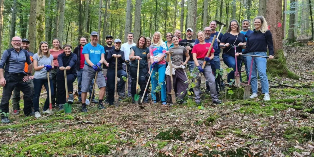 Gemeinsam einen Beitrag für die Zukunft der Vulkaneifel leisten: rund 35 Freiwillige waren Anfang Oktober aktiv. Hier ist die erste Gruppe abgebildet © Natur- und Geopark Vulkaneifel Gemeinsam einen Beitrag für die Zukunft der Vulkaneifel leisten: rund 35 Freiwillige waren Anfang Oktober aktiv. Hier ist die erste Gruppe abgebildet.